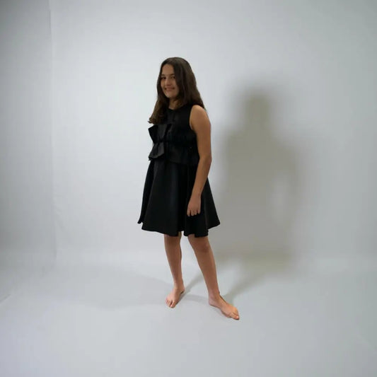 vestito elegante nero bambina Paris Hilton senza maniche in satin con fiocco frontale e gonna a campana al ginocchio