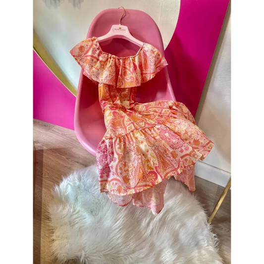 abito fantasia paisley bambina Paris Hilton spalle scoperte volant gonna a strati rosa e arancio elegante
