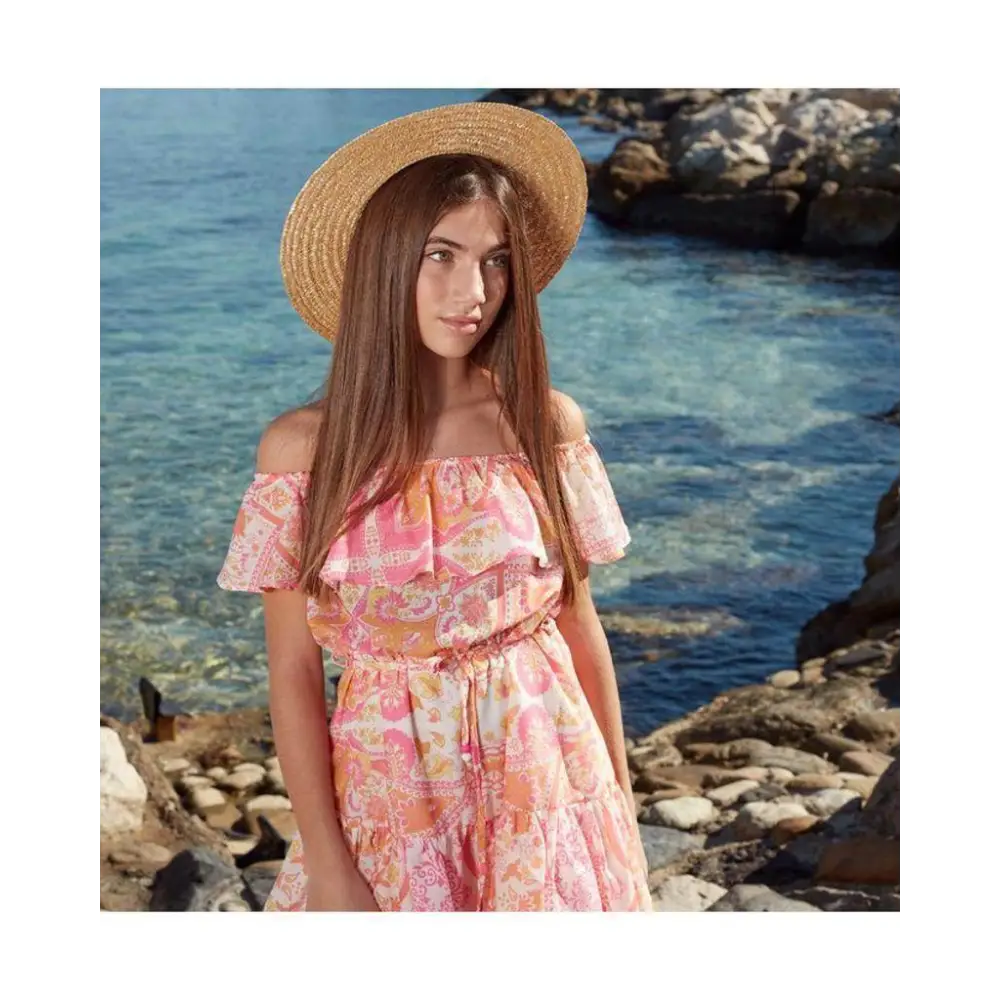 Ragazza in abito fantasia paisley bambina rosa estivo off shoulder Paris Hilton in riva al mare