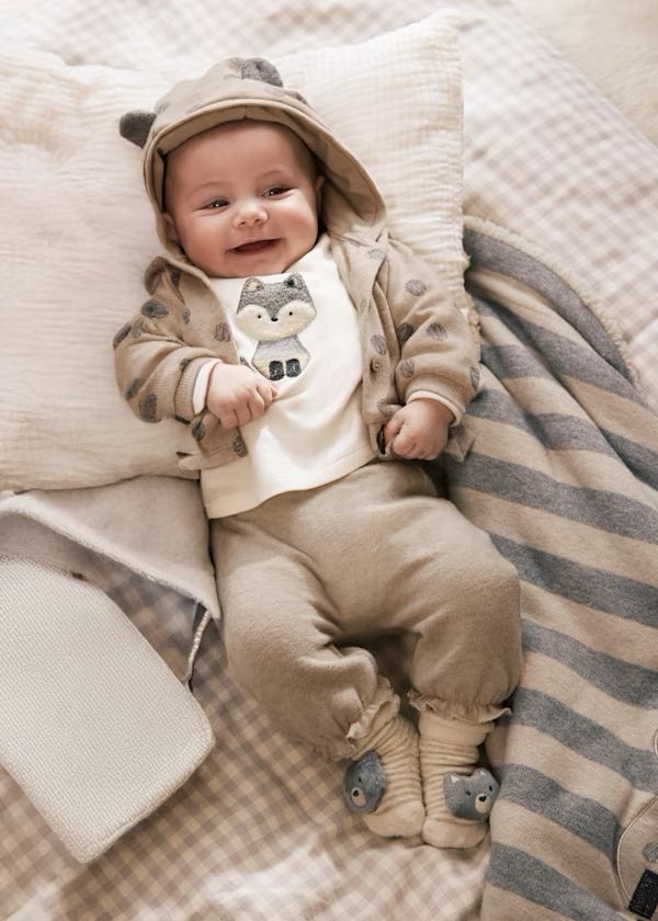 Completo 3 pezzi Neonata Volpe e Pois Morbido.. Mayoral completo beige con maglia stampata volpe cardigan con cappuccio e calzini