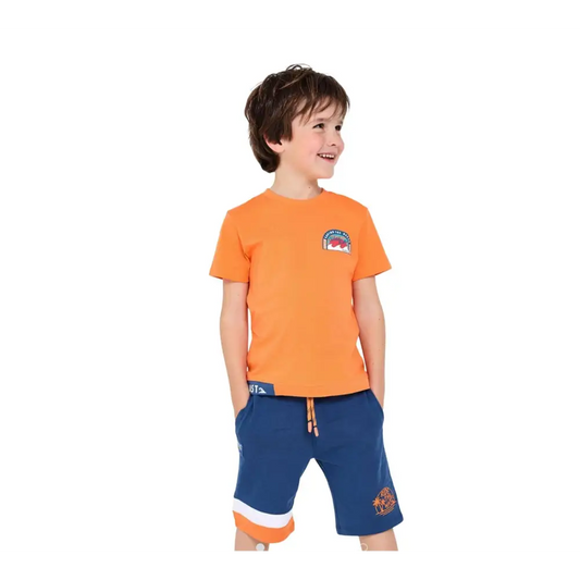 Bimbo con pantaloncini in maglia per bambini blu Boboli e t-shirt arancione
