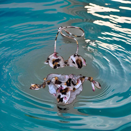 Bikini per ragazza Paris Hilton con stampa floreale galleggiante sull'acqua della piscina