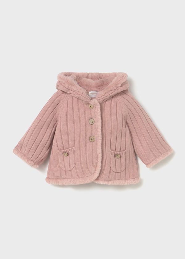 Giacca in maglia con pellicciotto rosa bambina Mayoral con cappuccio bottoni e tasche frontali a coste morbide