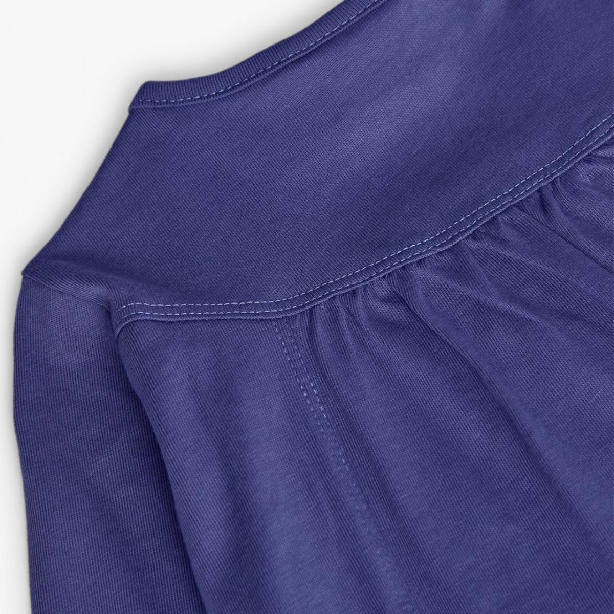 Dettaglio cuciture maglia bambina stampa floreale viola Boboli in tessuto morbido e confortevole