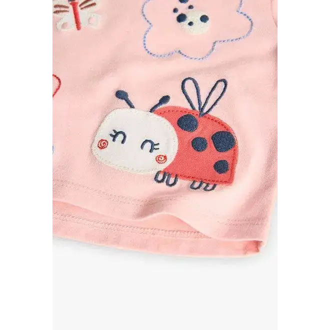 Dettaglio completo neonata Boboli rosa con ricamo coccinella e decorazioni floreali
