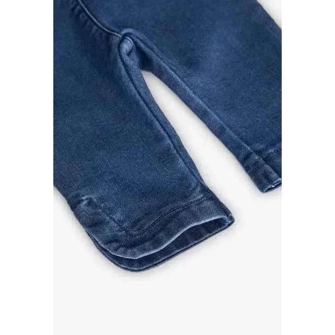 Dettaglio pantaloni blu in tessuto morbido del completo neonata Boboli elegante e comodo