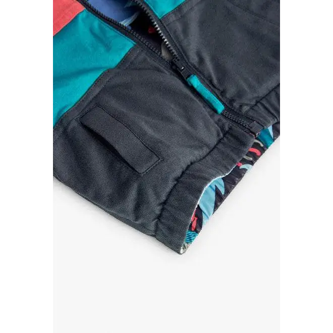 Dettaglio di giubbotto reversibile bambino Boboli con zip taschina e fodera colorata stampata