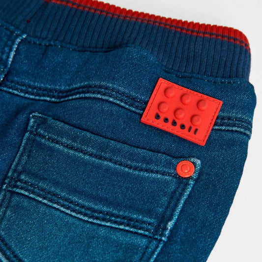 Dettaglio tasca posteriore pantaloni denim bambino Boboli blu con elastico a coste e patch rosso