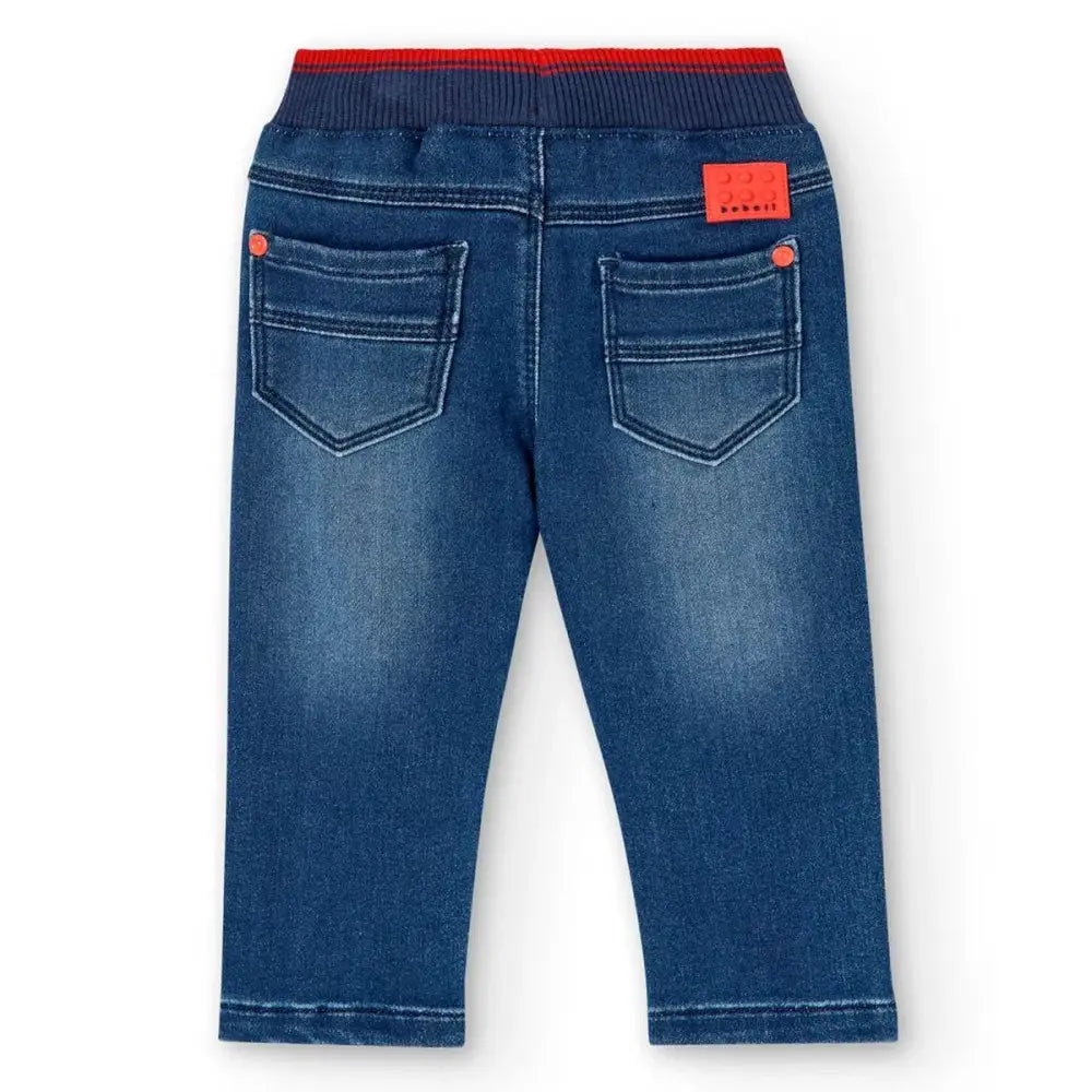 pantaloni denim bambino Boboli, vista posteriore con vita elasticizzata blu e banda rossa, tasche decorative