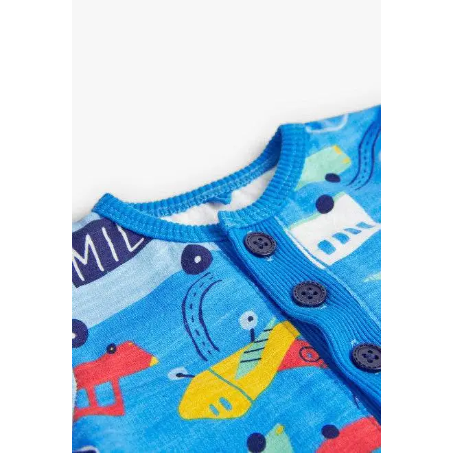 Dettaglio bottoni e stampa colorata della tutina colorata bambino Boboli in tessuto morbido
