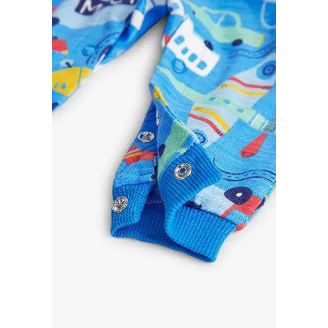 Dettaglio della chiusura con bottoni a scatto di una tutina colorata bambino Boboli in tessuto stampato blu