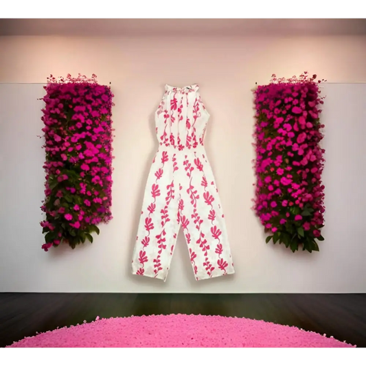 TUTA LUNGA A PALAZZO BIANCO CON UNA STAMPA CORALLO BAMBINA appesa su sfondo bianco con decorazioni floreali rosa