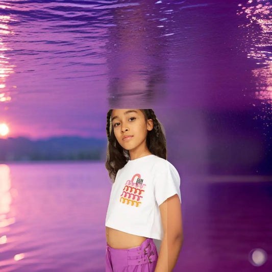 Ragazza con maglietta crop ragazza 8-16 anni Y Clu bianca con stampa colorata e pantaloni viola sfondo lago al tramonto