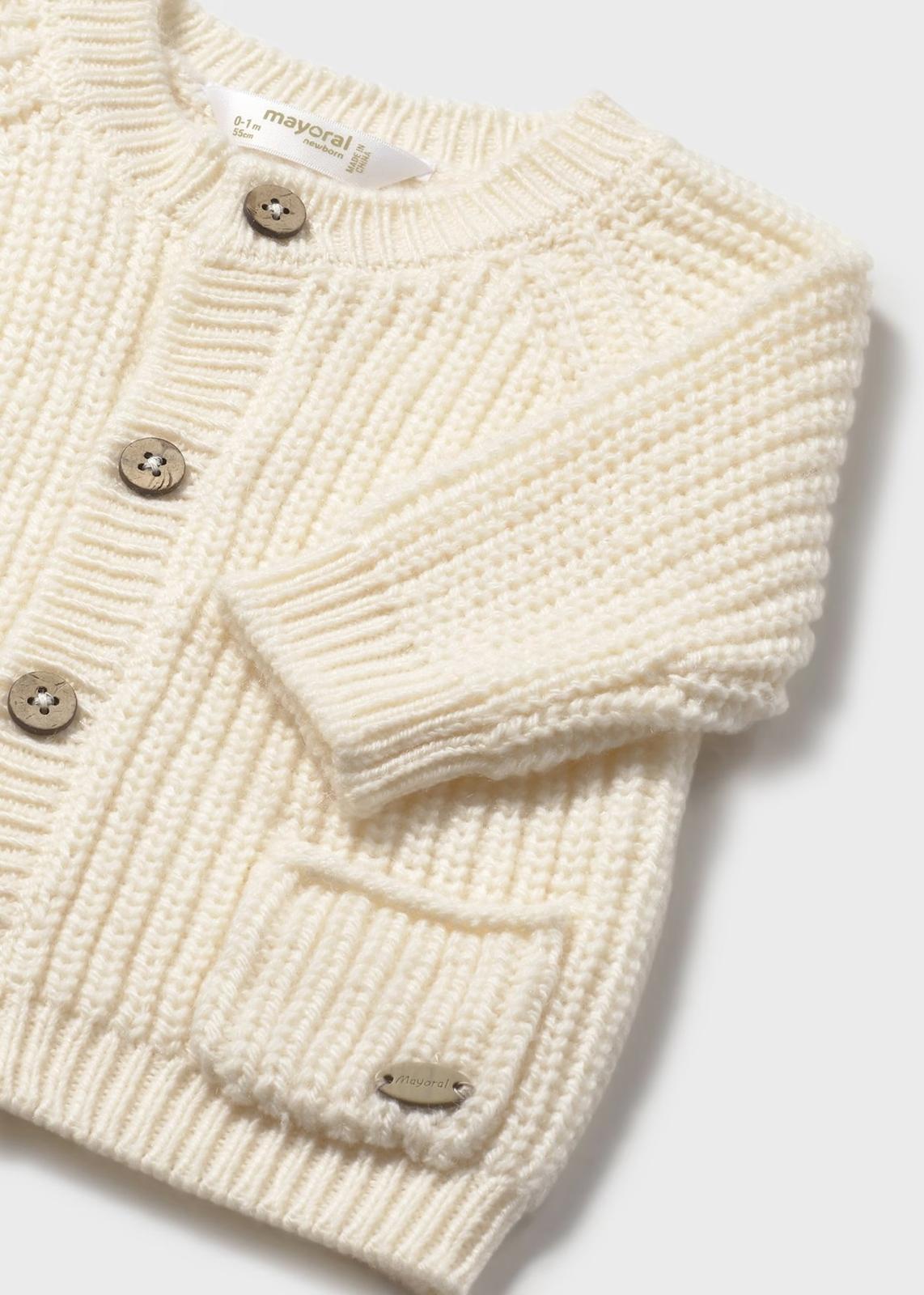 Cardigan in maglia con bottoni unisex di Mayoral in colore bianco con tasca frontale