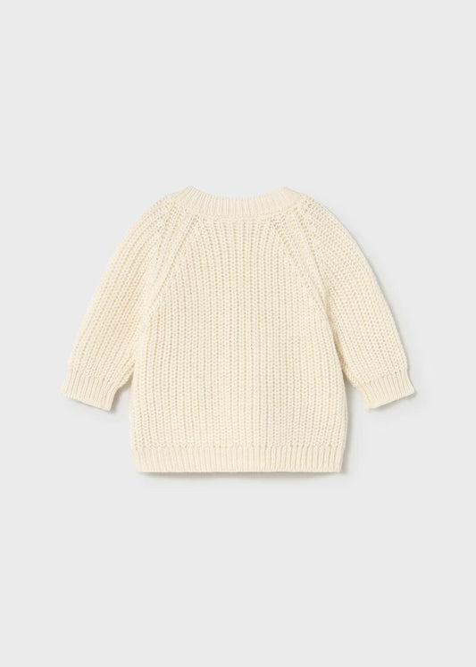 Cardigan in maglia con bottoni unisex di Mayoral, colore crema, con design a coste e maniche lunghe