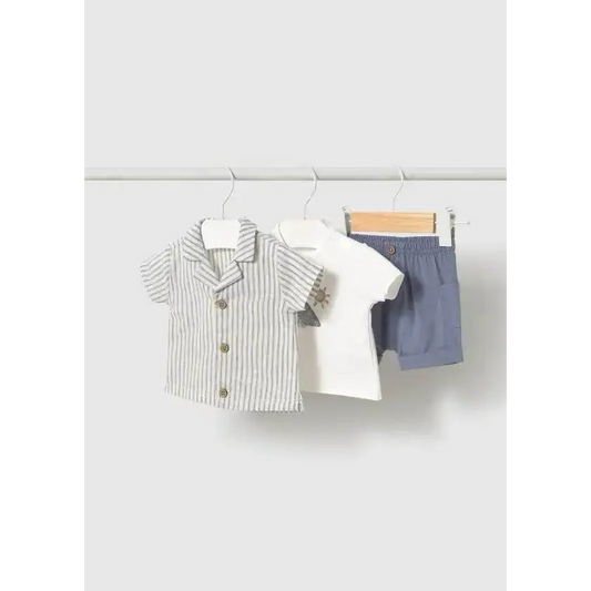 Completo 3 pezzi con camicia neonato Mayoral con camicia a righe, maglietta bianca e pantaloncini blu
