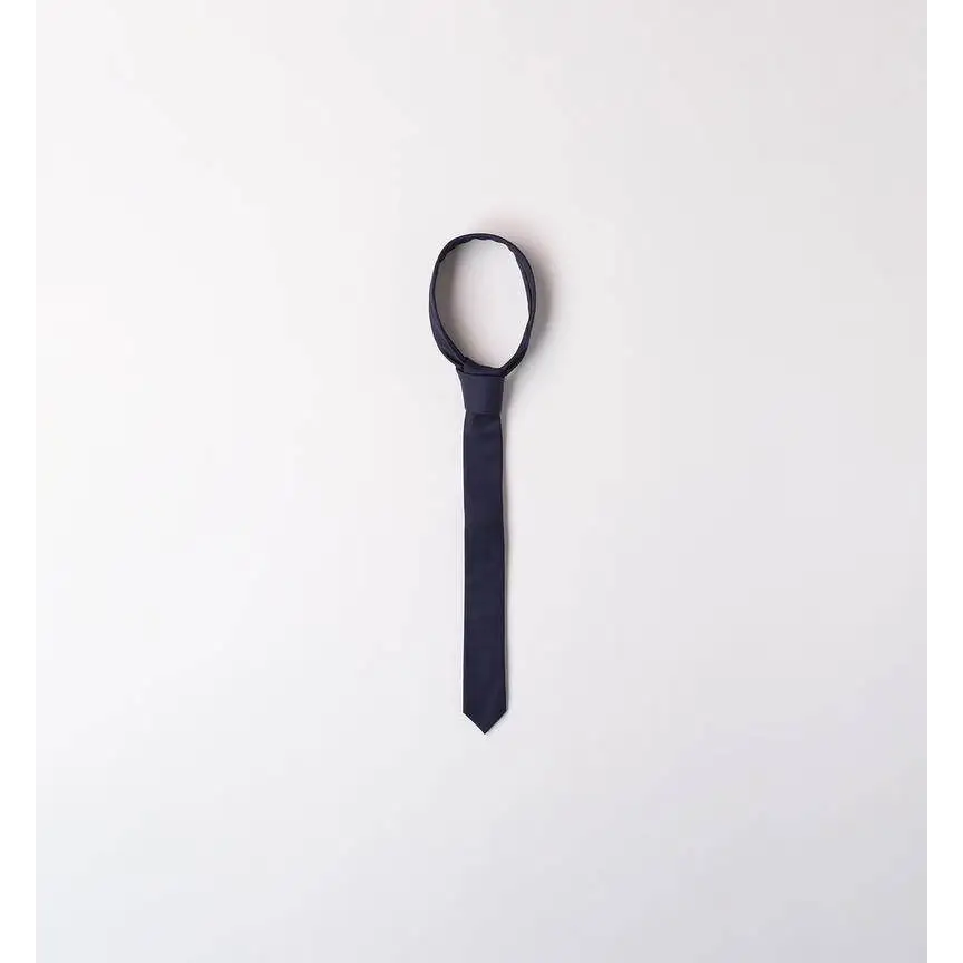 Cravatta Sarabanda blu scuro slim con nodo preformato su sfondo bianco cravatta ragazzo 8 16 anni