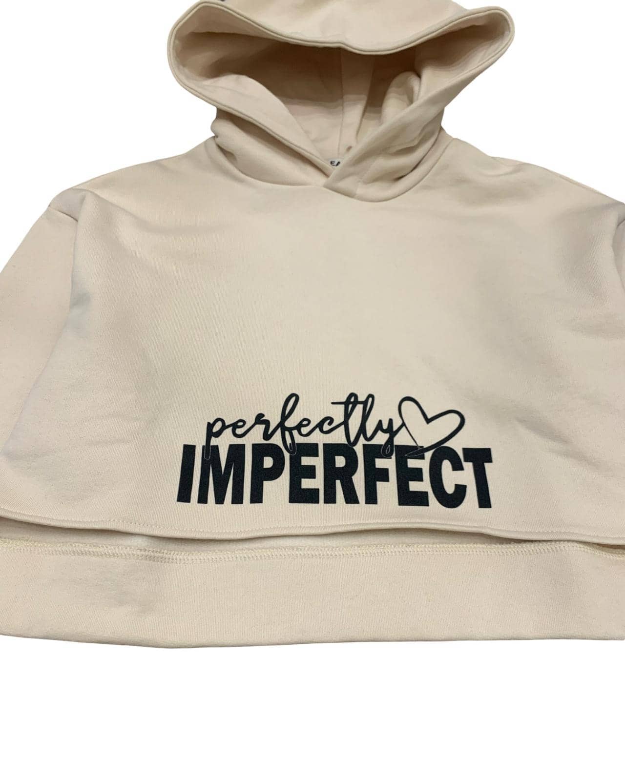 Felpa corta ragazza con cappuccio color beige e scritta 'perfectly imperfect' in nero