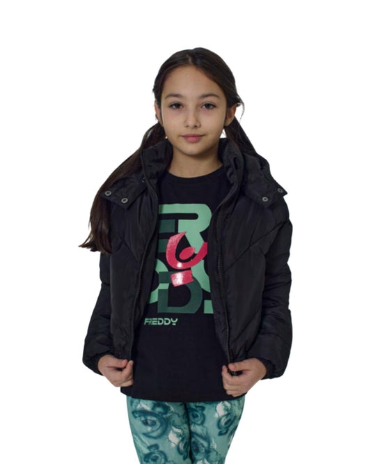Felpa Freddy nera ragazza con colletto alto, indossata da una giovane modella in giacca
