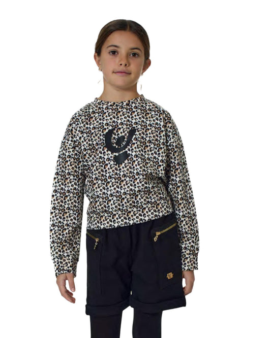 Felpa Girocollo Maculata con Logo Nero e Zip Oro indossata da una ragazza in abbigliamento casual