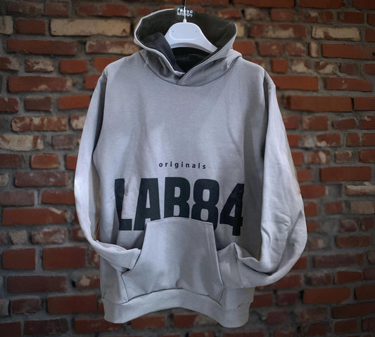 Felpa Grigia con Logo Lab84 con Cappuccio e Tasca Frontal, stile casual e comodo per l'uso quotidiano