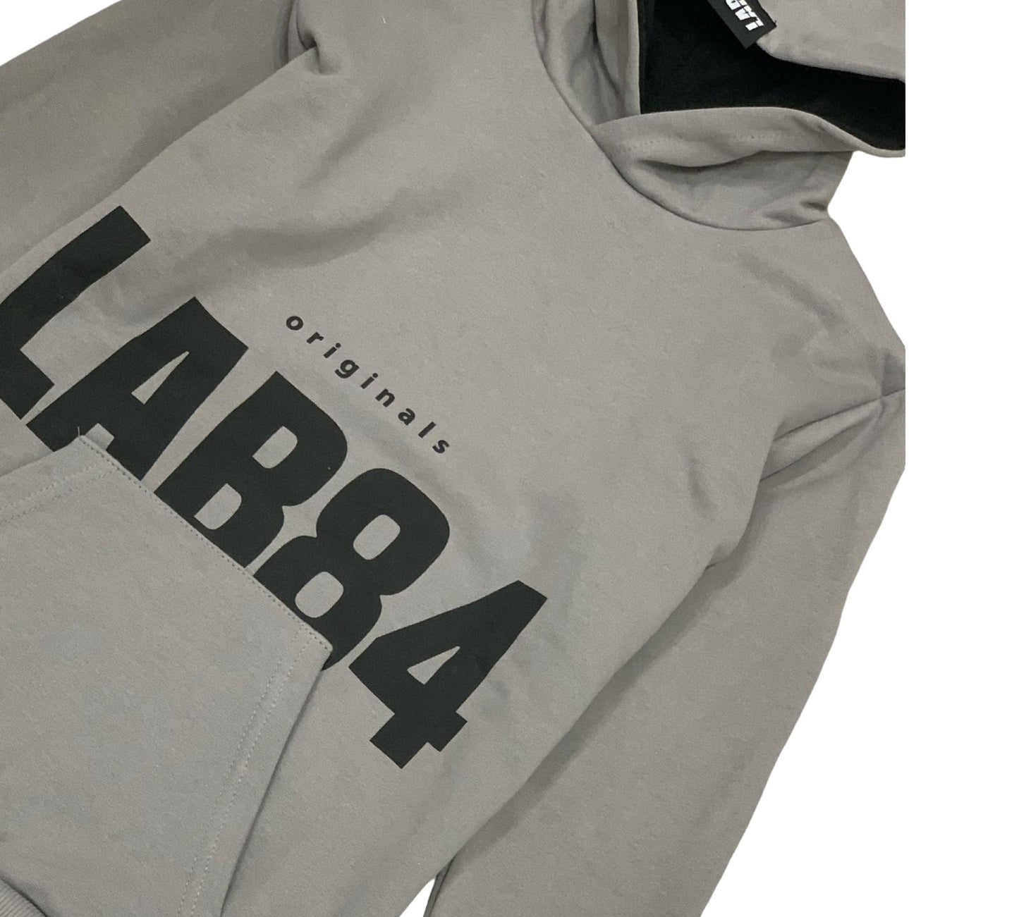 Felpa Grigia con Logo Lab84 con Cappuccio e Tasca Frontal, ideale per comfort e stile casual