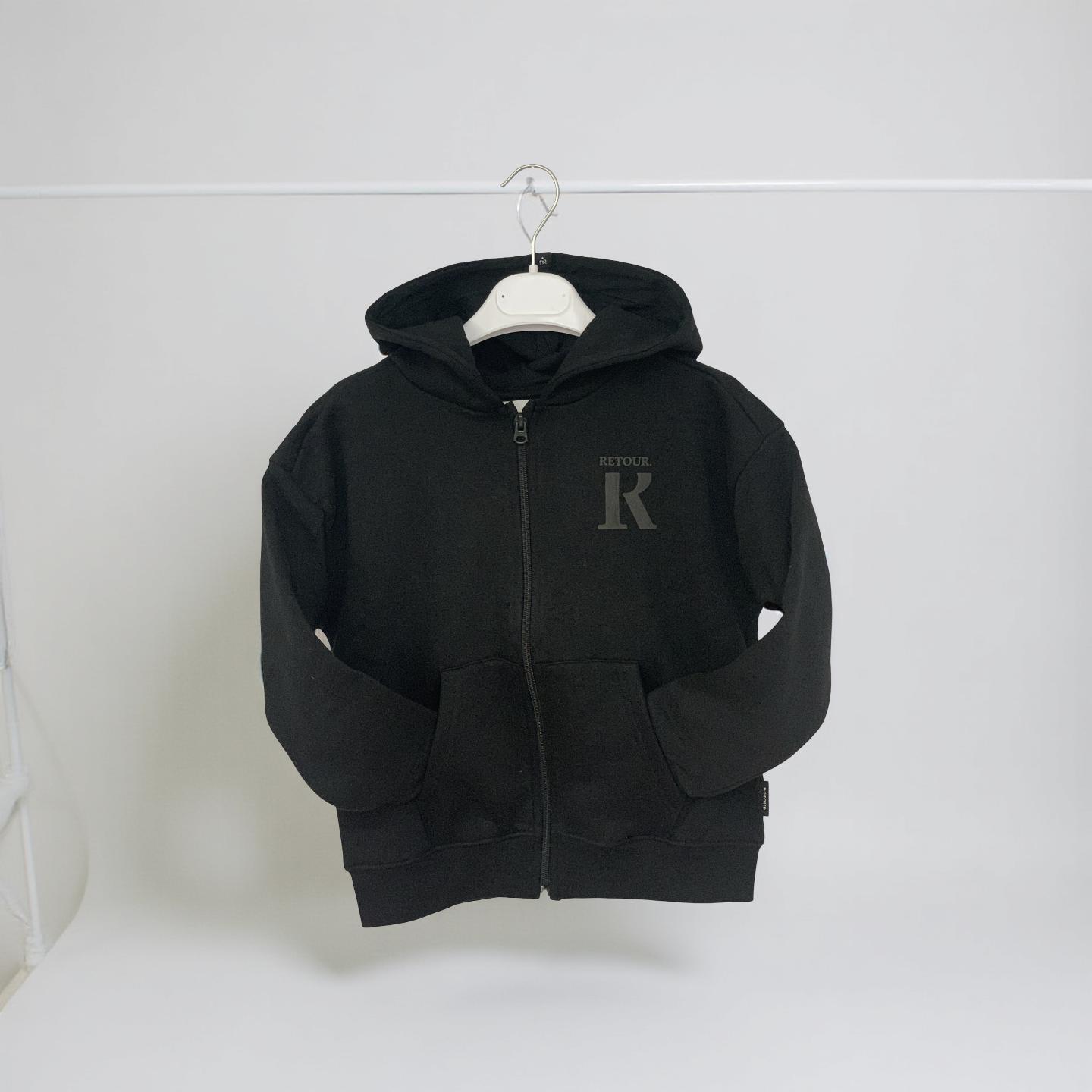 Felpa nera bambino con cappuccio di Retour con chiusura a zip e logo frontale