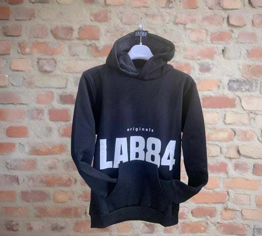 Felpa nera con Logo Lab84 – Cappuccio e Tasca Frontale, ideale per un look casual e alla moda