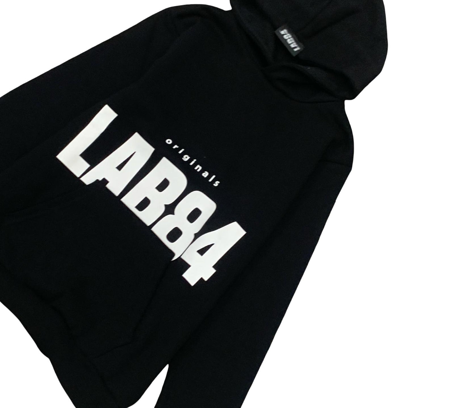 Felpa nera con Logo Lab84 – Cappuccio e Tasca Frontale, stile moderno e casual