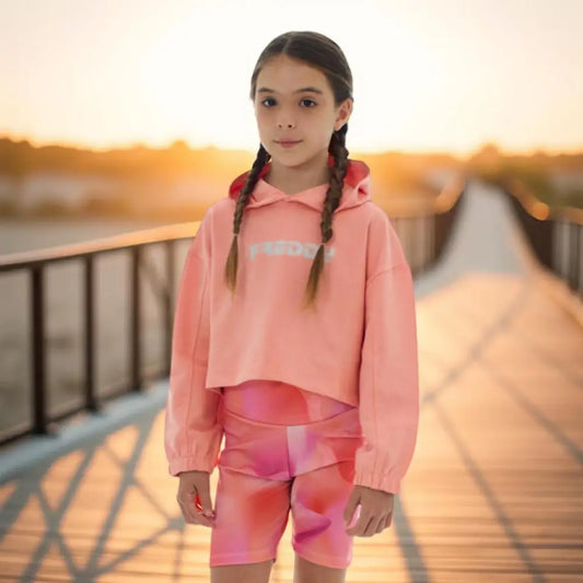 Ragazza che indossa FELPA CORTA CHIUSA PER BAM,BINA CON CAPPUCCIO rosa di Freddy all'aperto al tramonto