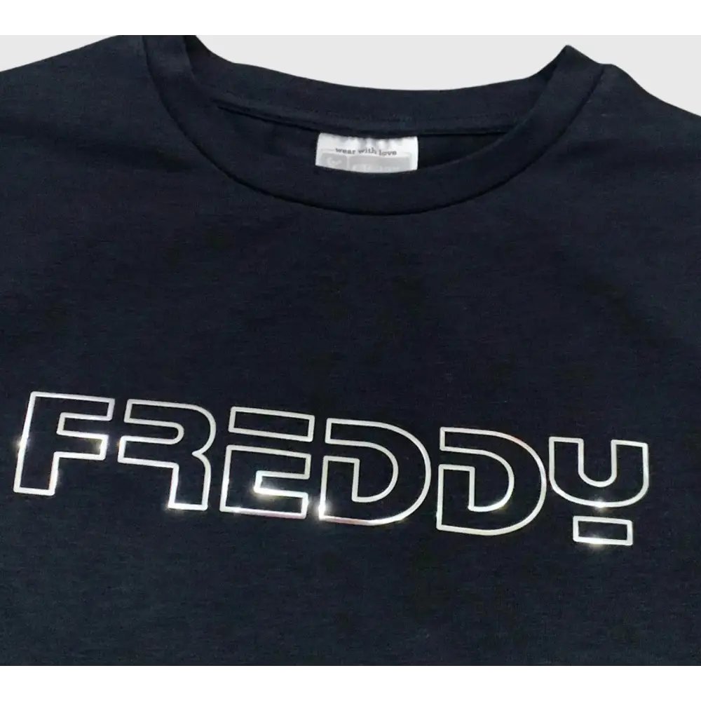 Maglietta logo Freddy bambina nera con scritta Freddy bianca lucida sul davanti