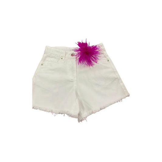 spilla fuxia bambina Paris Hilton piumata su shorts denim bianchi con vita alta e orlo sfrangiato