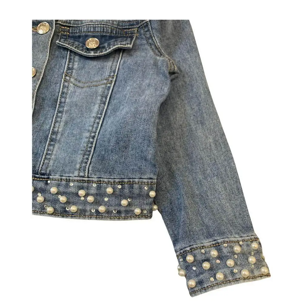 giacca jeans bambina con perle Y Clu in denim azzurro con bottoni metallici e perle su orlo e polsini