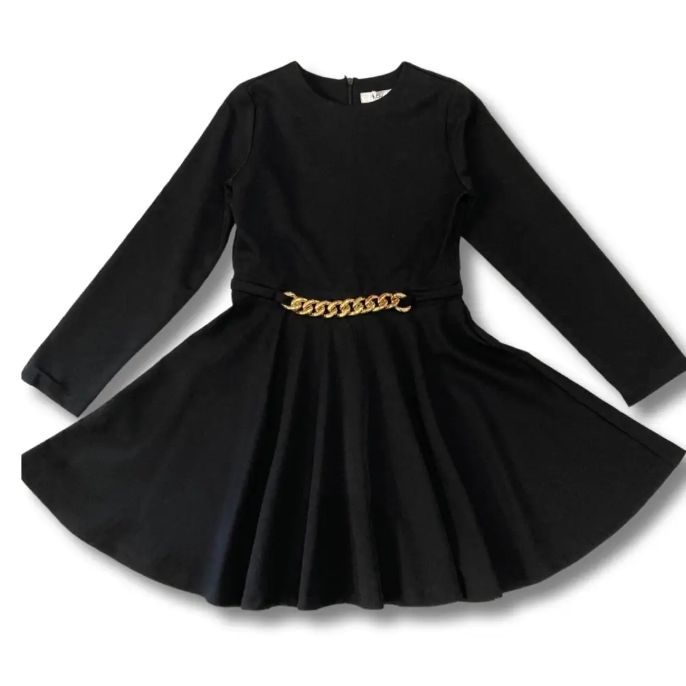 Vestito nero a maniche lunghe per bambina con gonna svasata e cintura catena dorata abito nero bambina elegante