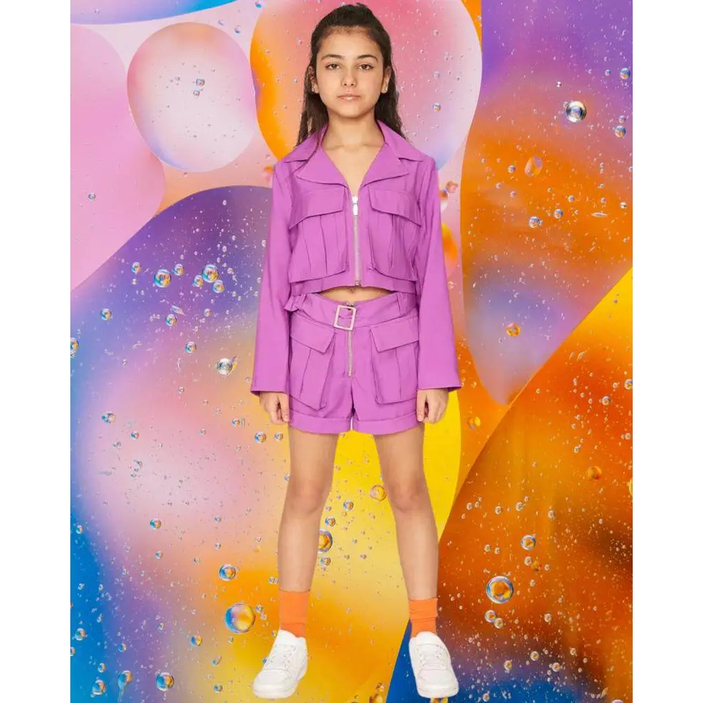 Y Clù giacca e pantaloncini viola con cintura tasche e sneakers su modella pantaloncini ragazza 8-16 anni sfondo colorato