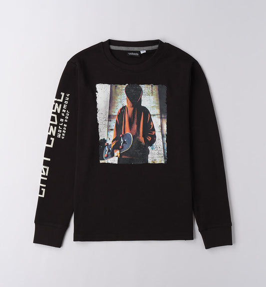 Maglietta girocollo ragazzo di Sarabanda in nero con stampa grafica e maniche lunghe