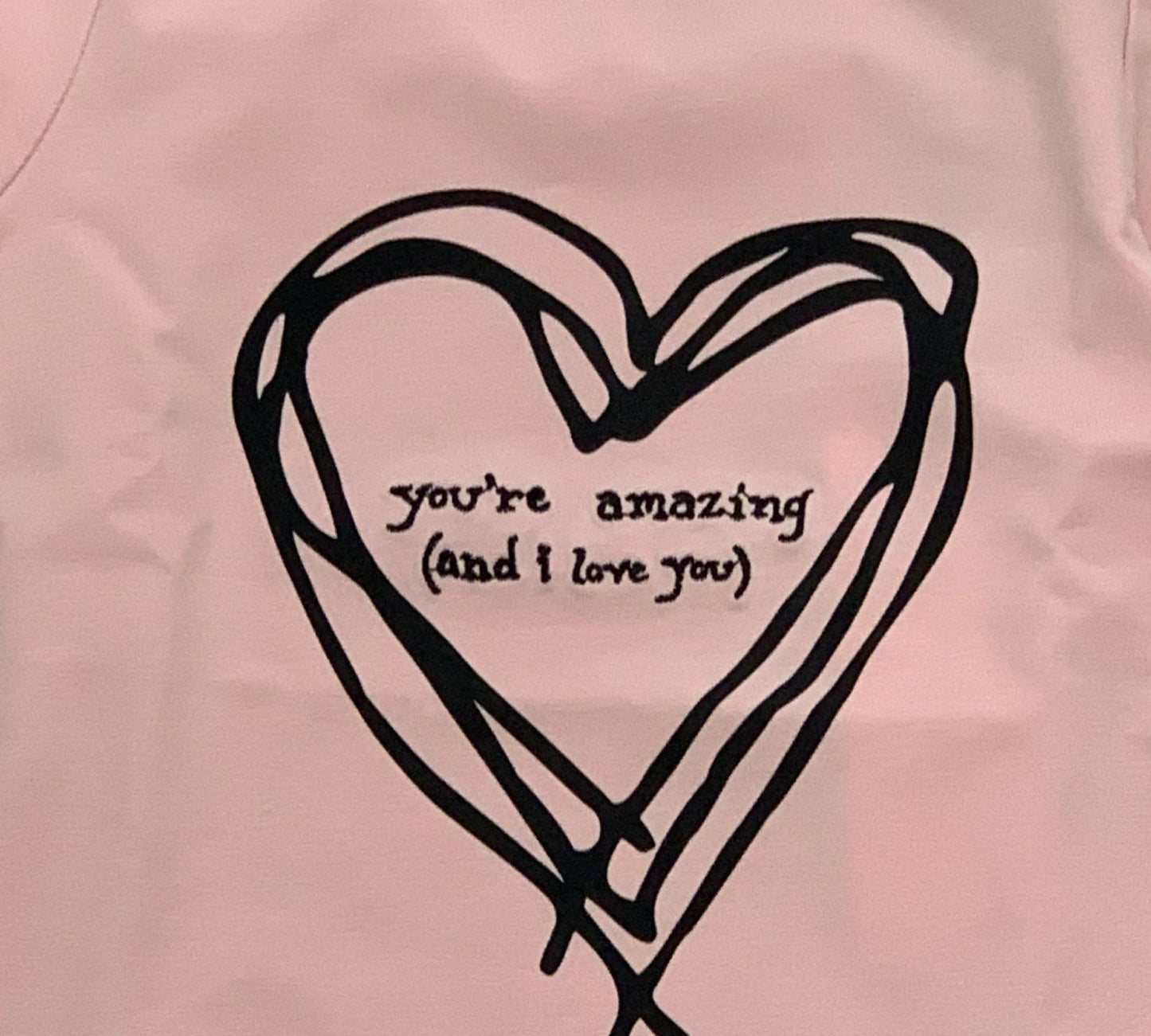 Maglietta bambina cuore nero con scritta you're amazing (and I love you) su sfondo rosa