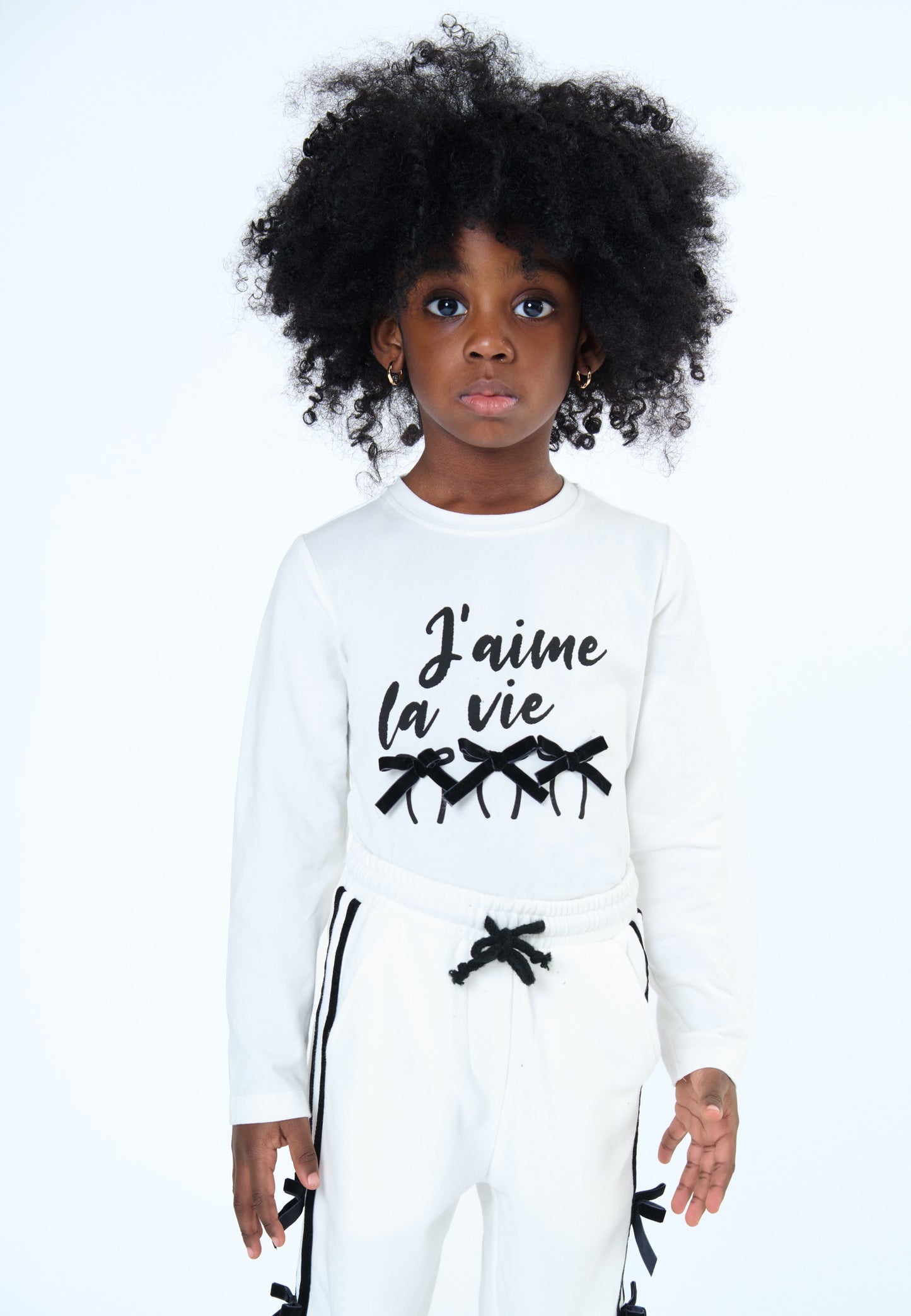 Maglietta bambina girocollo latte con scritta J'aime la vie e dettagli in nero