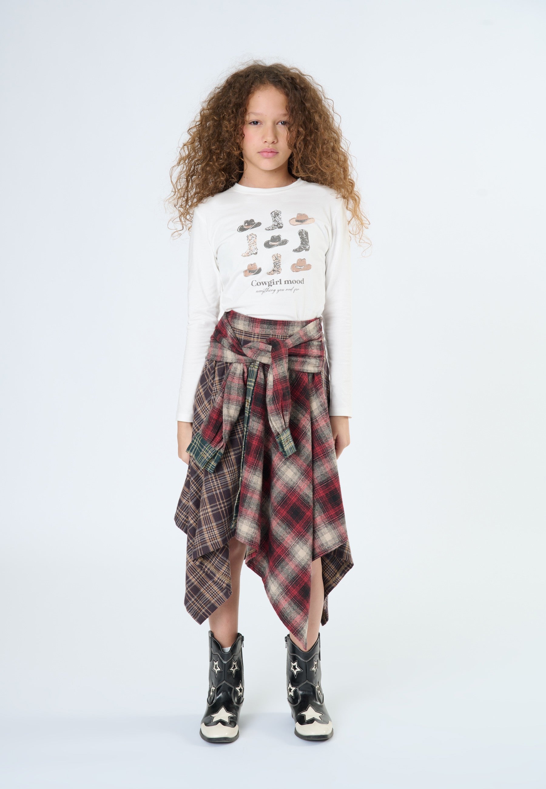 Maglietta bambina off white manica lunga con grafica divertente, abbinata a gonna scozzese a quadri