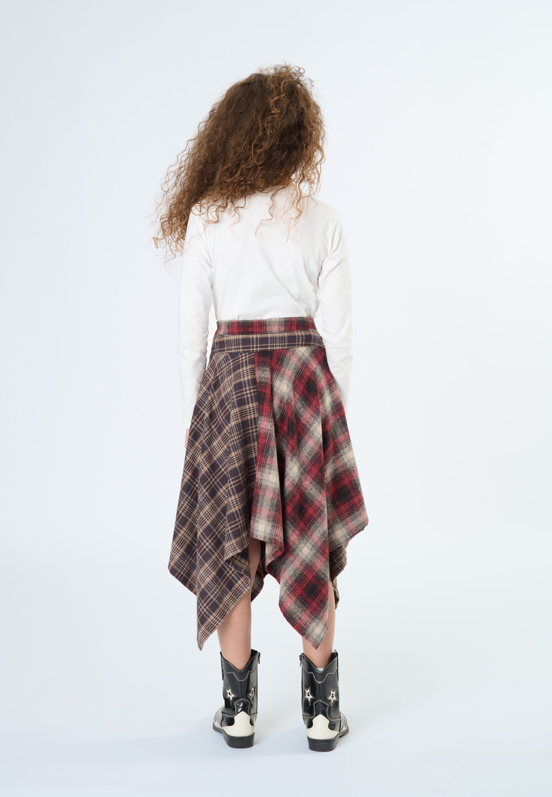 Maglietta bambina off white manica lunga abbinata a gonna scozzese in stile unico