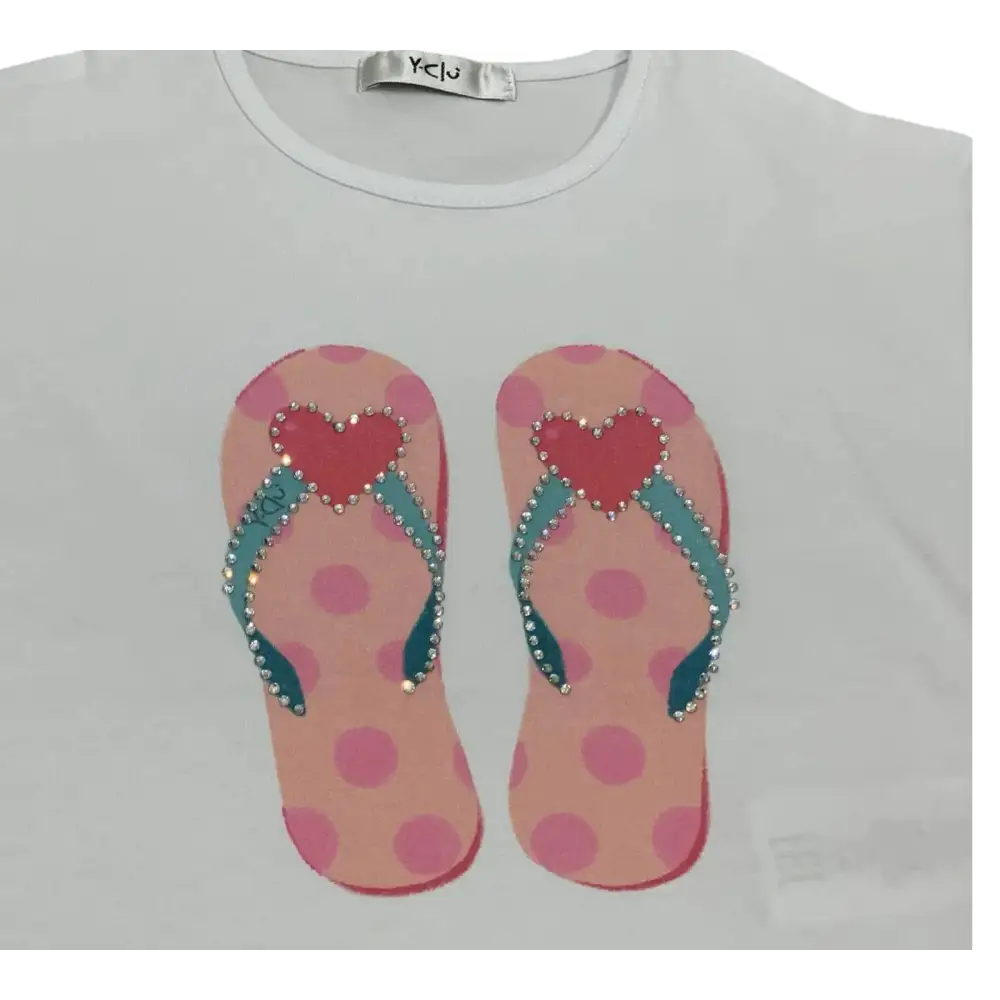 Maglietta con stampa bambina bianca Y-Clù con disegno ciabatte rosa a pois e cuori rossi