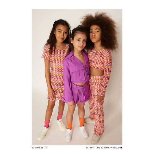 Tre ragazze con outfit colorati e stampe geometriche con maglietta crop ragazza 8-16 anni