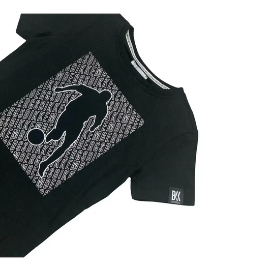 Maglietta nera manica corta Bikkembergs con stampa silhouette calciatore e logo sul braccio