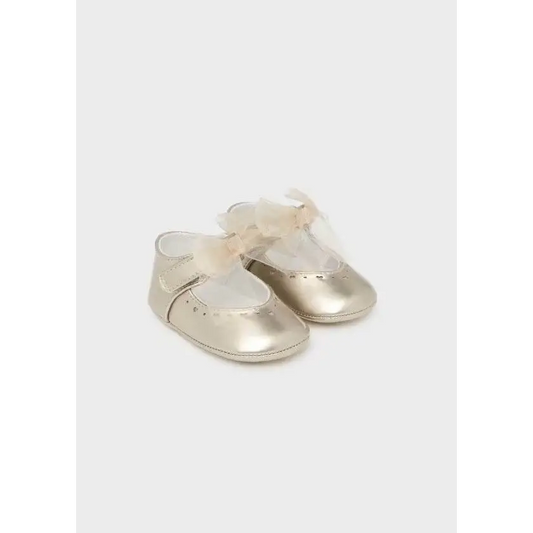 ballerine neonata Mayoral in pelle oro con fiocco in tulle trasparente e suola morbida per cerimonie