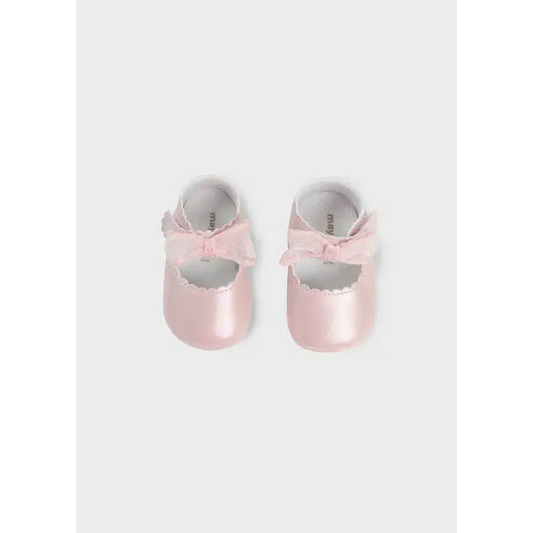 ballerine neonata Mayoral rosa lucido con fiocchetto e bordo smerlato modello Mary Jane vista dallalto per primi passi