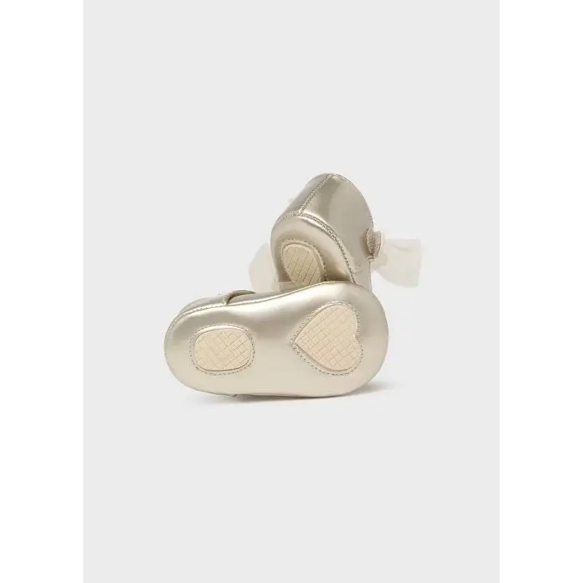 ballerine neonata Mayoral in pelle effetto metallizzato oro con fiocco tulle e suola con inserti a cuore