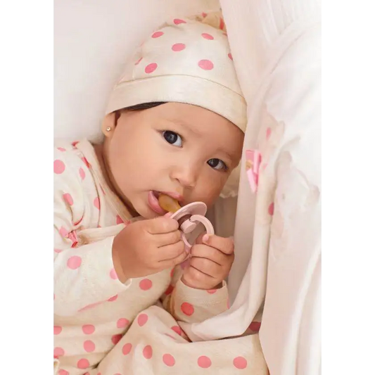 Completo neonata Mayoral Better Cotton con pois rosa indossato da bimba con cappellino coordinato