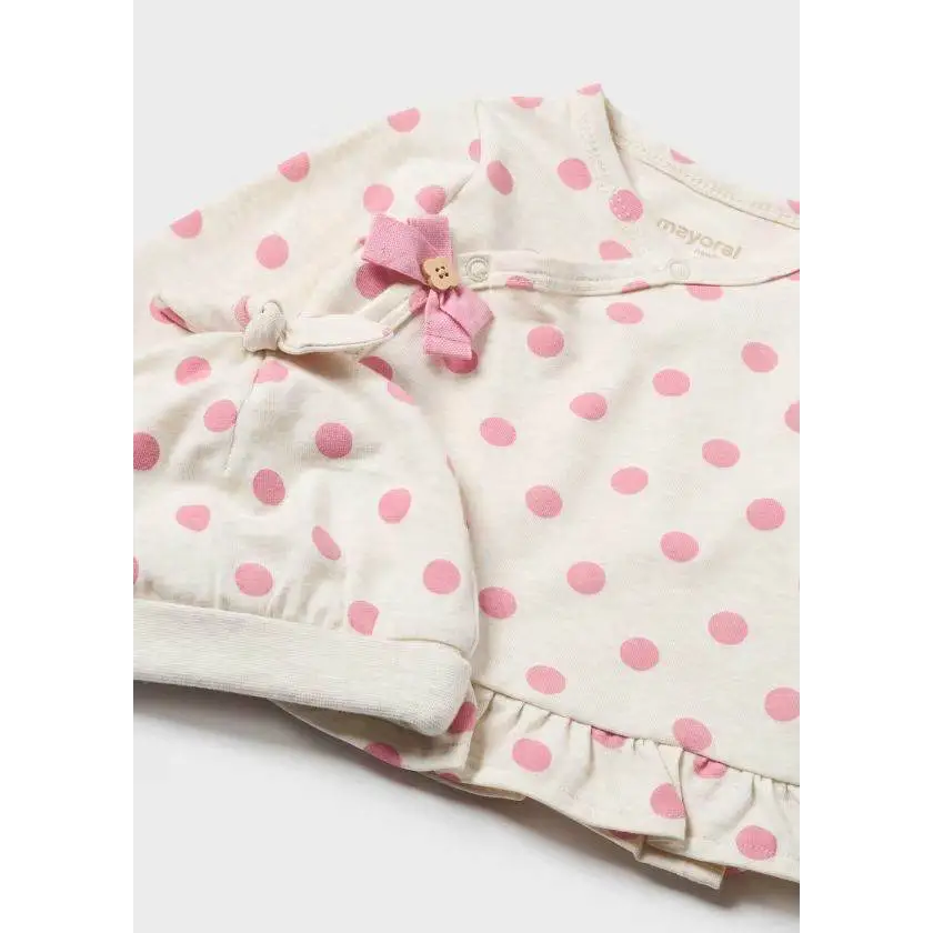 Completo neonata Mayoral Better Cotton con macchie rosa su fondo bianco e cappellino coordinato