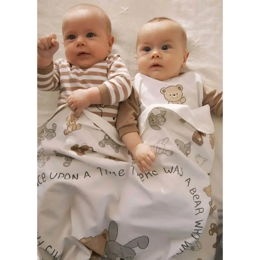 Due neonati coperti con copertina neonato Mayoral 0-18 mesi con disegni di animali in colori neutri