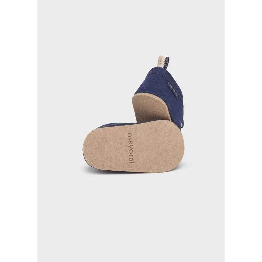 scarpine neonato Mayoral in tela blu navy con suola morbida beige, etichetta laterale e tirante sul tallone